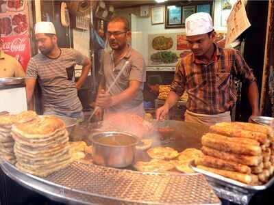 Bollywood celebs sit down for Iftar in Mumbai