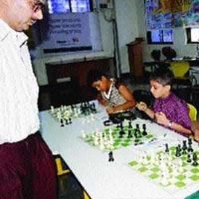 Kids get an opportunity to play with Grandmaster Pravin Thipsay
