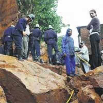 10 die in Sakinaka landslide