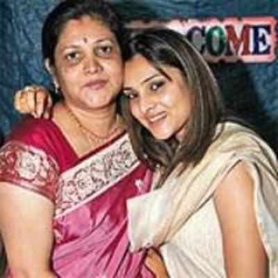 Stars line up for Cong tickets, but mums grab the spotlight