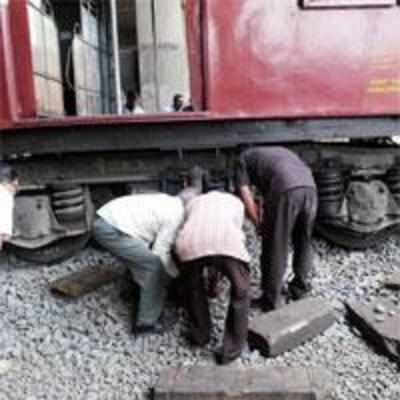 Harbour Line traffic affected as Panvel-bound train derails