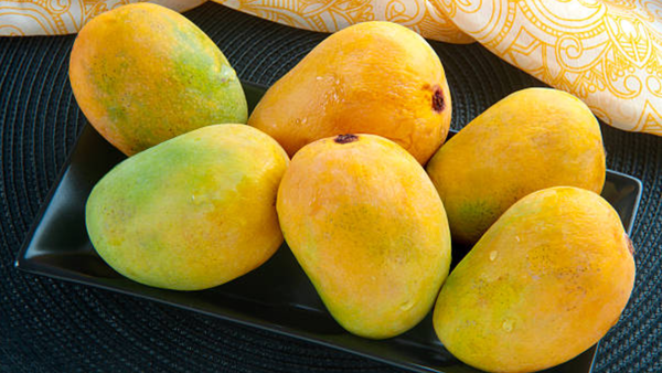 Mangoes don't cause pimples, but how you eat them might: Here's what a dermatologist says