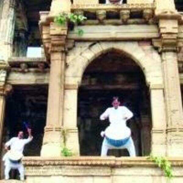 Aapnu Amdavad on song