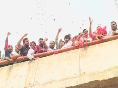 Cops get hero’s welcome with flowers as many flock to encounter site