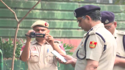 Breaking news live updates: Delhi Police at Rahul Gandhi's doorstep over 'women being sexually assaulted' remark