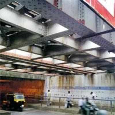 12-year-old slips through gap in Khar subway, dies