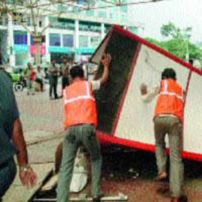 Cidco carries out demolition drive at Vashi railway station