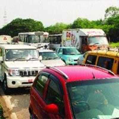 Despite tall claims, traffic jams continue on Thane-Belapur road