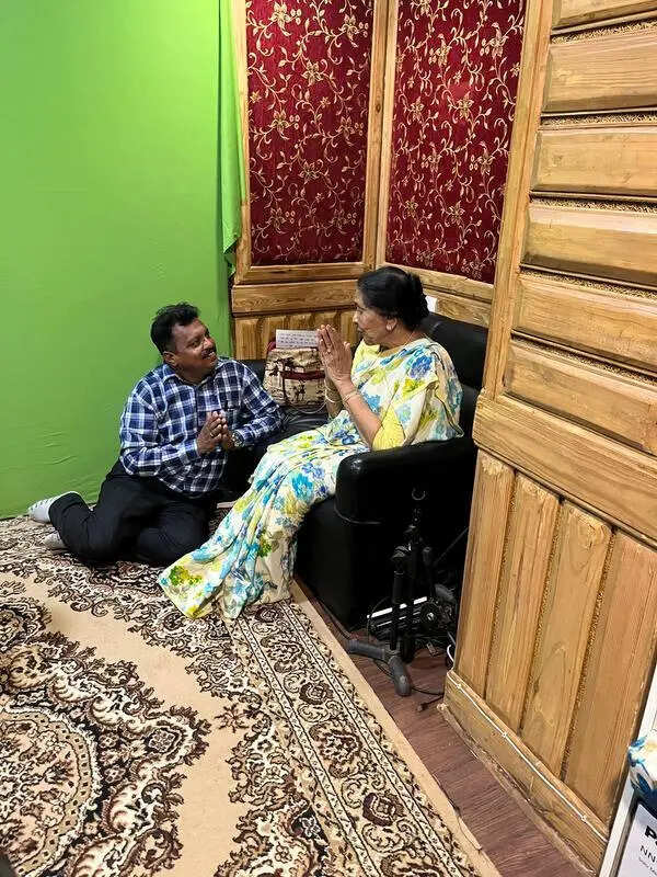 When Asha readily honoured Gujarat man’s bhajan request