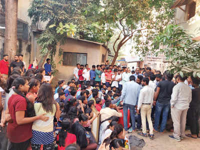 Students of three govt hostels stage a flash protest to highlight an insufficient quantity of food, poor maintenance of hostels