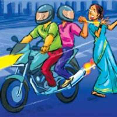 Police bite dust as thieves steal chains, cash '˜Dhoom' style