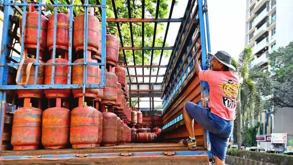 Show must go on: Chennai food vendors rely on domestic LPG cylinders as commercial prices soar
