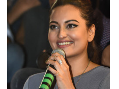 Brother Luv, friends Varun, Sonam and Ananya among others wish Sonakshi on her birthday