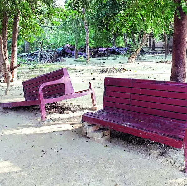 Amenities in tatters, Janeshwar Mishra Park no more a walkers’ delight