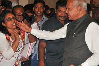 Tamil Nadu Governor Banwarilal Purohit apologises to woman journalist over 'pat on cheek' row; scribe not convinced