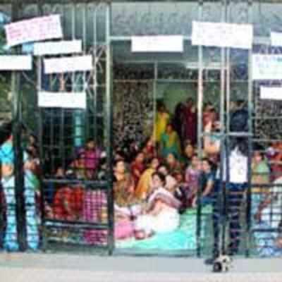 TEACHERS' PROTEST AT NERUL SCHOOL