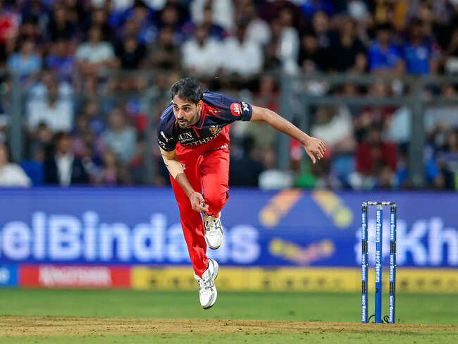 Bhuvneshwar Kumar equals unwanted all-time IPL record during SRH carnage