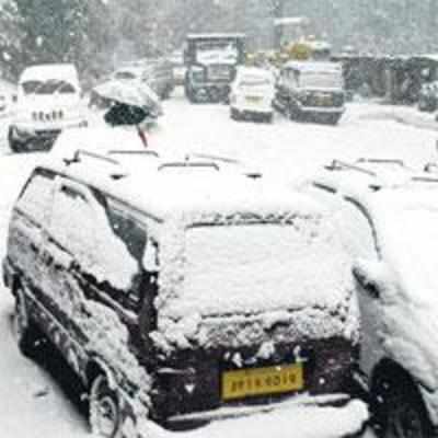 Snowfall cuts Kashmir valley off from country