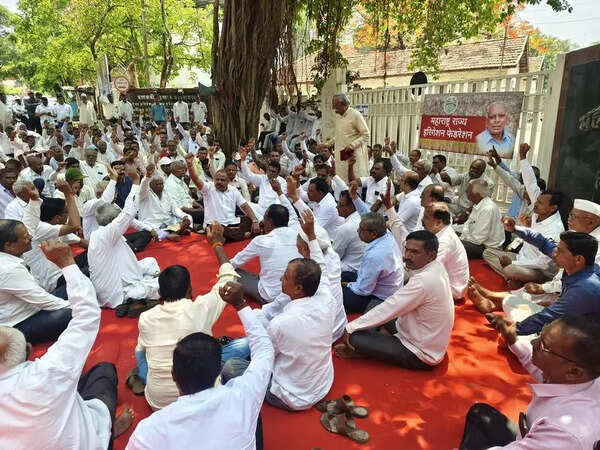 Farmers protest against low-voltage power supply for agricultural pumps