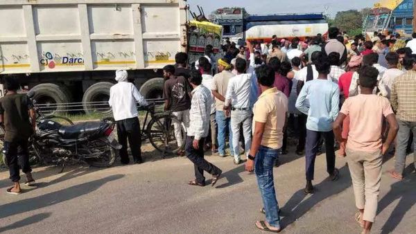 8 killed, 20 injured as pick-up van rams trailer in UP's Kaushambi