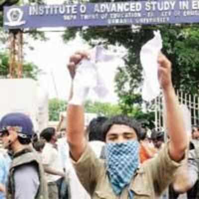 Pro-Telangana pupils tear question papers