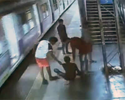 Gang of 4 held for robbing local train commuters