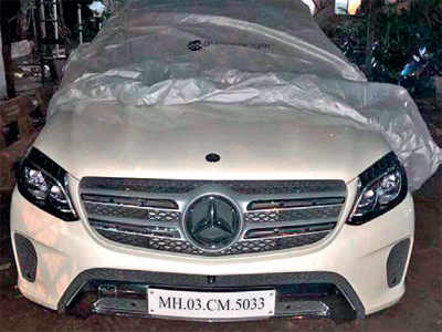 Car crushes woman to death in Worli