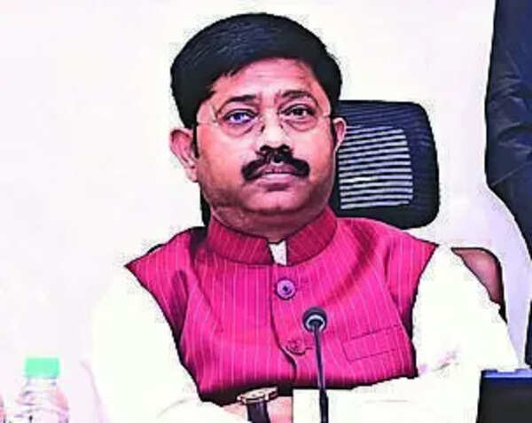 Min pushes faster connectivity, AI training in YEIDA meet