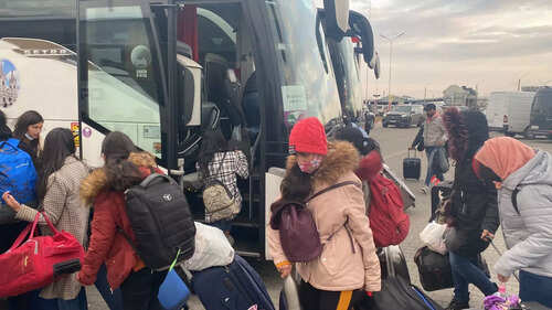 The first batch of evacuees from Ukraine reach Romania via Suceava border crossing.