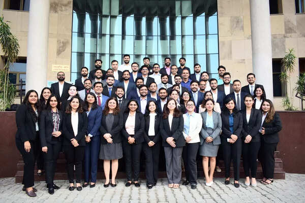 Elevate your career with IIM Lucknow’s 2-Year MBA (PGPWE) for Working Executives