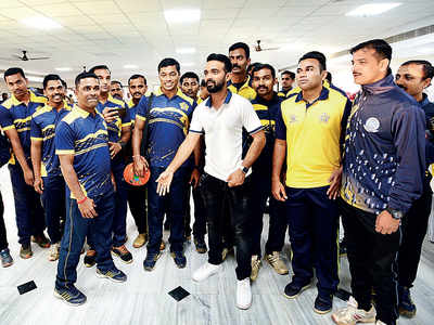 Cricketer Ajinkya Rahane spends time with cops