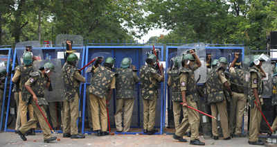 Pro-Telangana activists breach security, march to state assembly