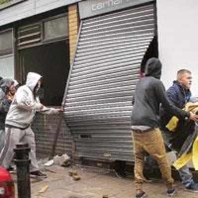 City looted, cops inactive