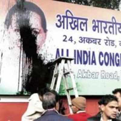 Ramdev supporters throw ink on Sonia's poster