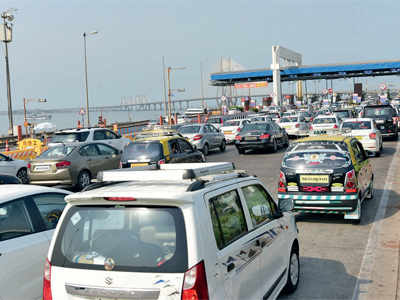 Bandra-Worli Sea Link: Fishing for Rs 5 coins causes long toll queues