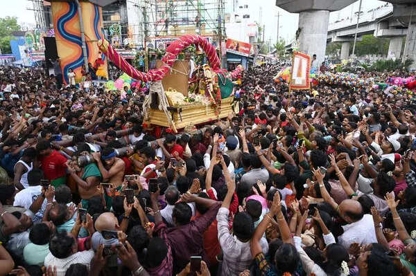 Devotees welcome Kallazhagar in Madurai city