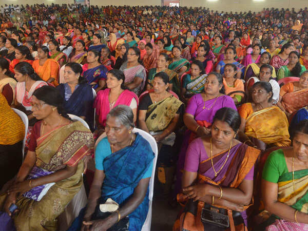 Kerala flood survivors tun up at Aluva UC College