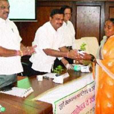 Fertilizer from floral waste distributed among citizens