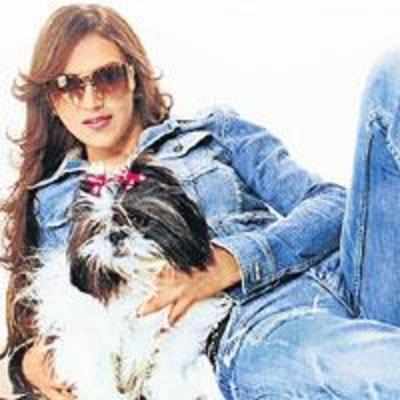 Esha goes poochie-cooing