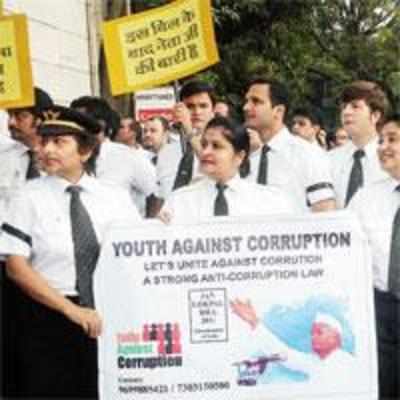 Striking pilots crash land at Lokpal march