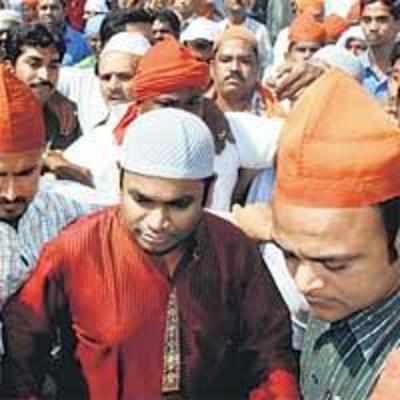 Rahman visits Ameen Peer dargah in AP