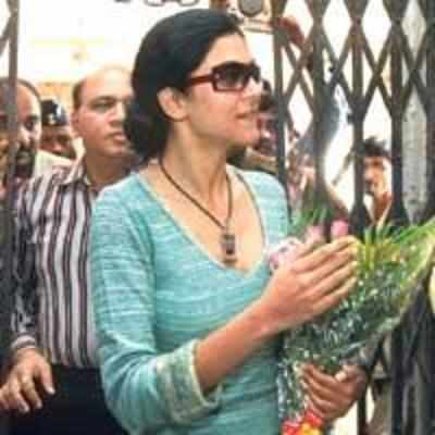 BMC summons Sushmita for violation, gives her flowers!