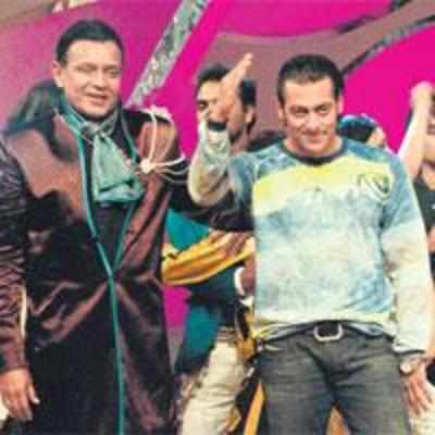 Salman Khan wears "Taqdeer ki Topi"