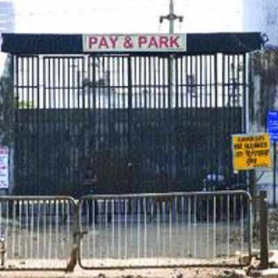 Motorists irked by hasty closure of pay-park services at Vashi stn