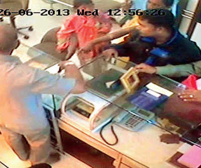 CCTV cameras catch gang of 5 stealing from Mulund jewellery shop