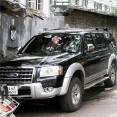 Thackeray's car drop angers Mahim locals