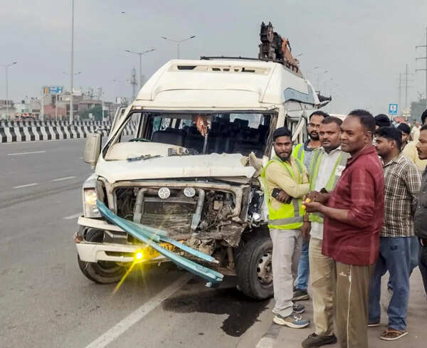 3 crushed to death on DME by mini-bus