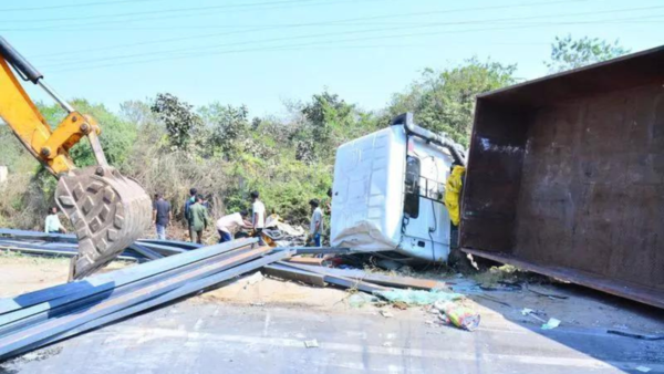 4 killed, 3 hurt as iron girders fall on autos in Warangal