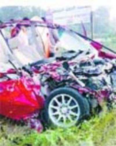 2 die as car rams parked lorry