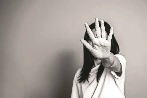 Shopkeeper molests girl, arrested